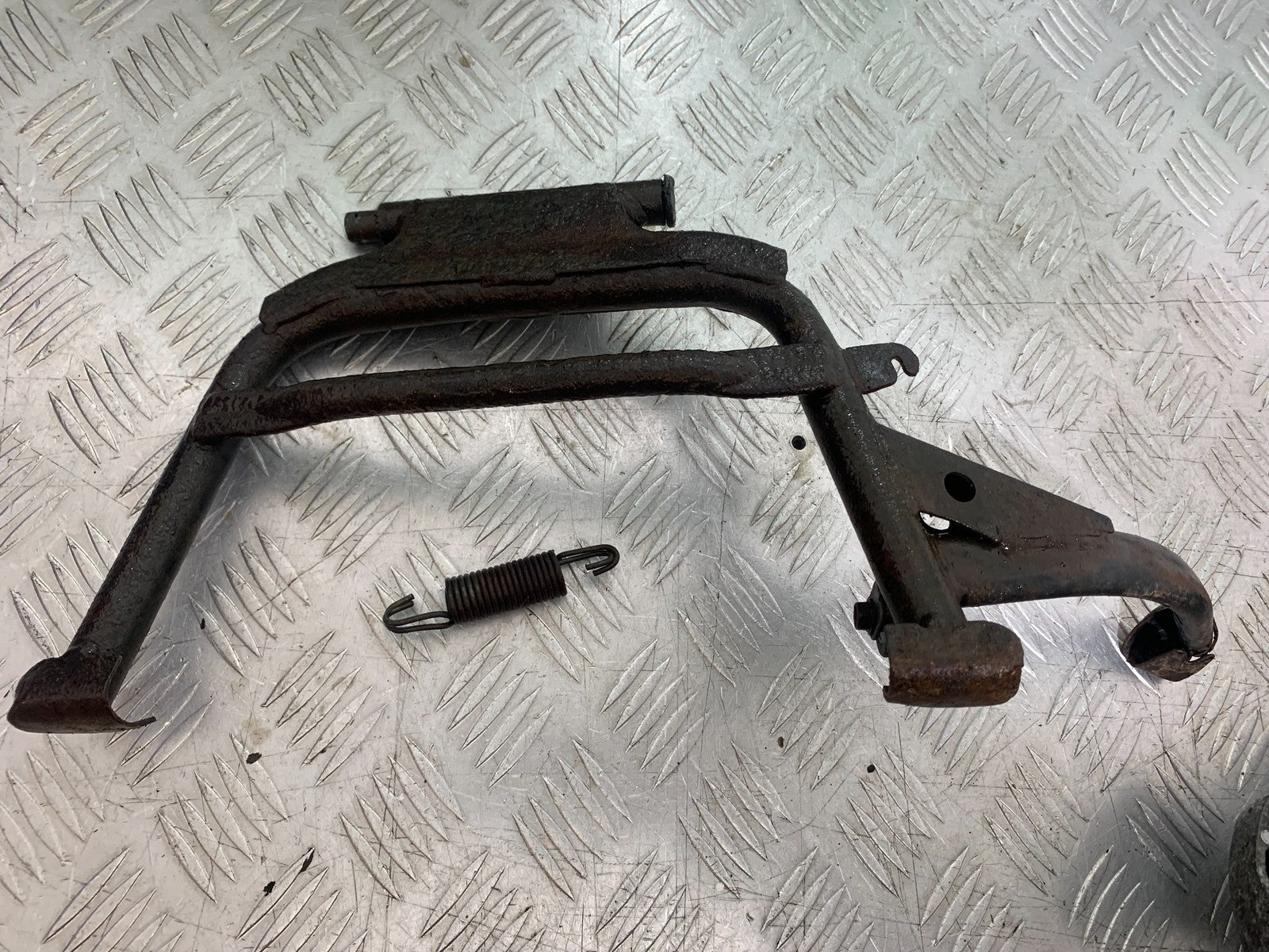 NECO ALEXONE 125 CENTER STAND  YEAR 2016-2022  (CMB1273)