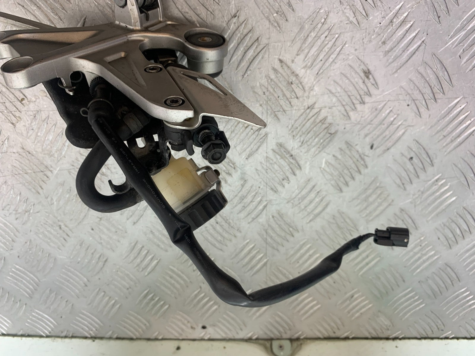 HONDA CBR1000 rr FIREBLADE FRONT RIGHT HANGER   2012-2016 (CMB1280)