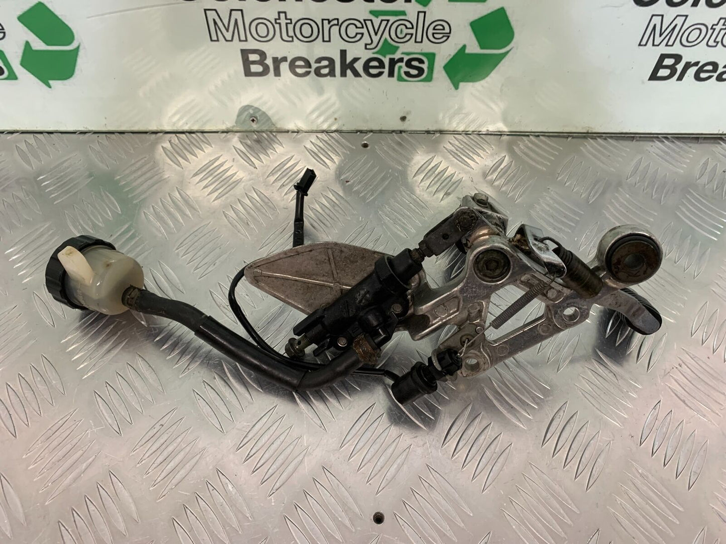 YAMAHA FZS600 FAZER 600 FRONT RIGHT HANGER  YEAR 1998-2001 (STOCK 958)