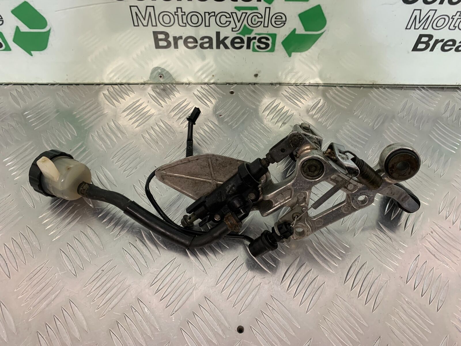 YAMAHA FZS600 FAZER 600 FRONT RIGHT HANGER  YEAR 1998-2001 (STOCK 958)