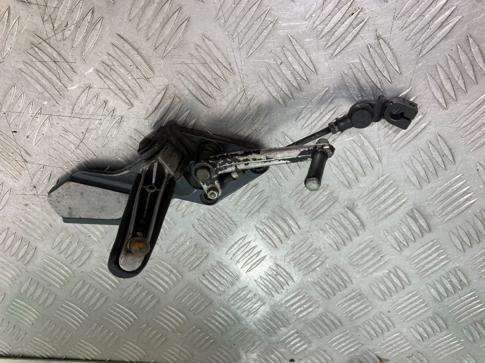 KAWASAKI ZZR1100 D FRONT LEFT HANGER YEAR 1993-2001 (CMB1189)