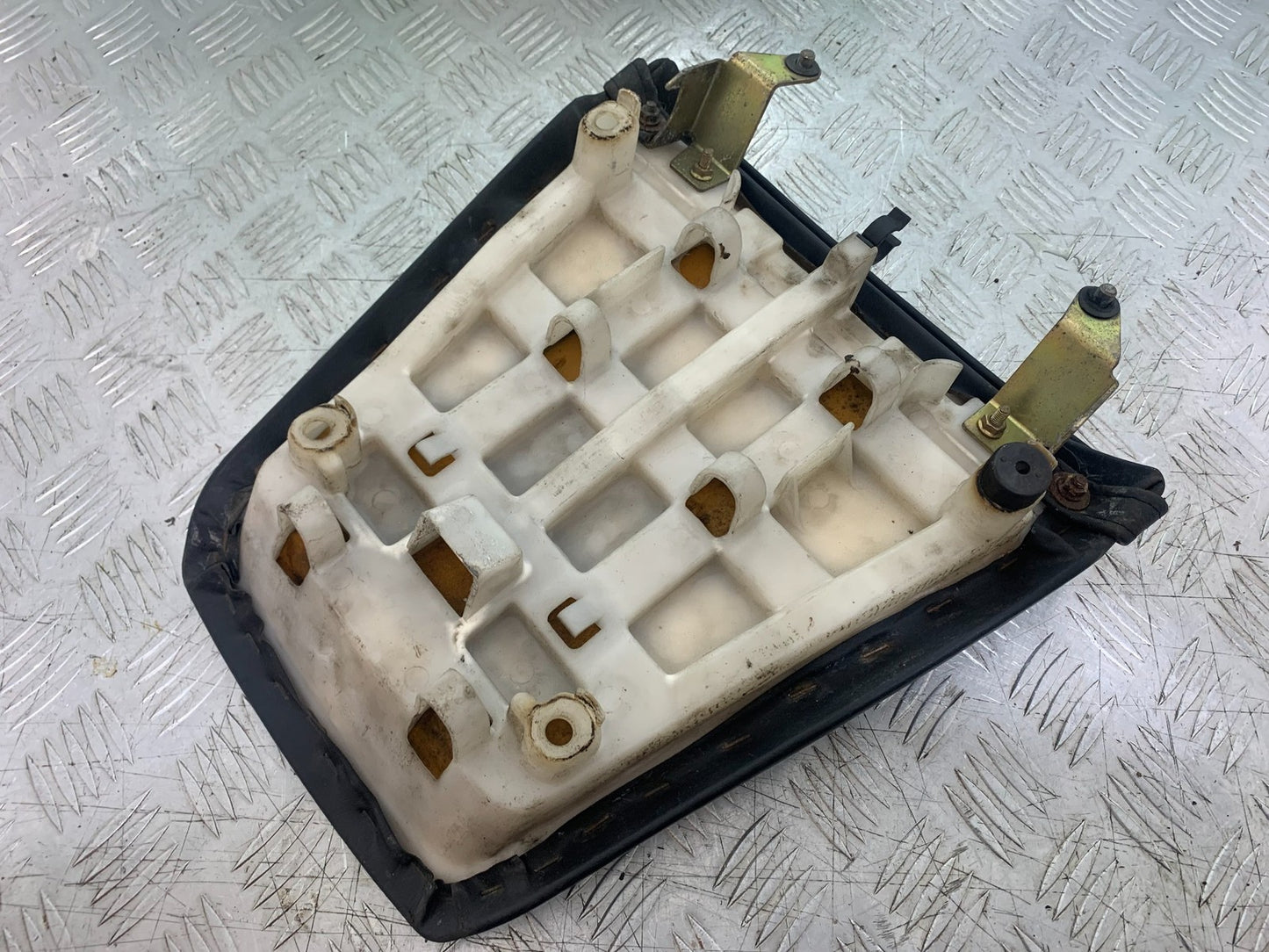 YAMAHA YZF1000 THUNDERACE REAR SEAT  YEAR 1997-2000 (CMB1204)