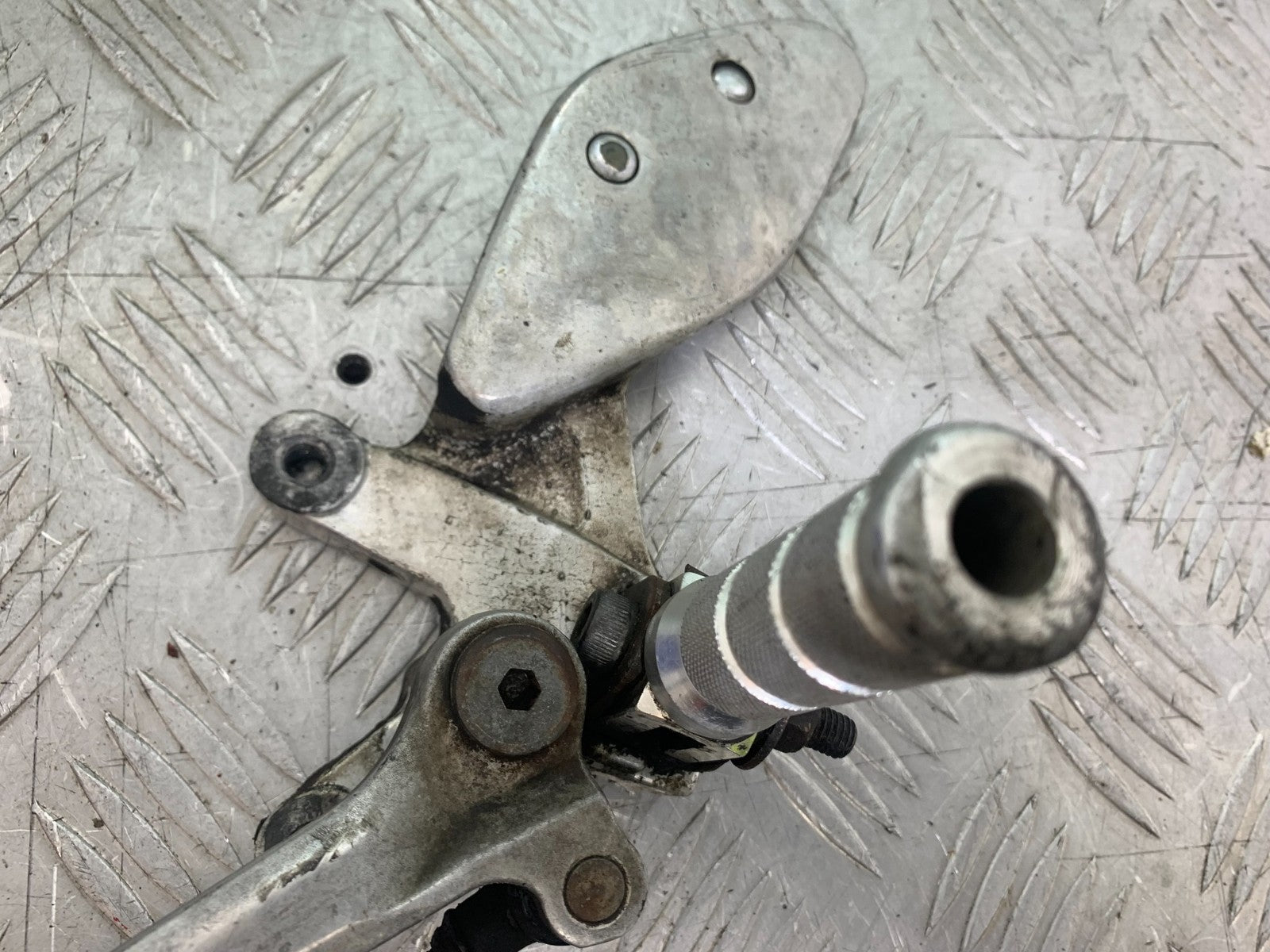 YAMAHA YZF1000 THUNDERACE FRONT LEFT HANGER  YEAR 1997-2000 (CMB1204)