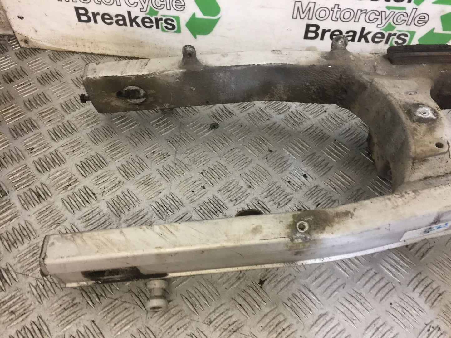SUZUKI SV650 SV 650 SWINGARM  YEAR 1999 (STOCK 681)