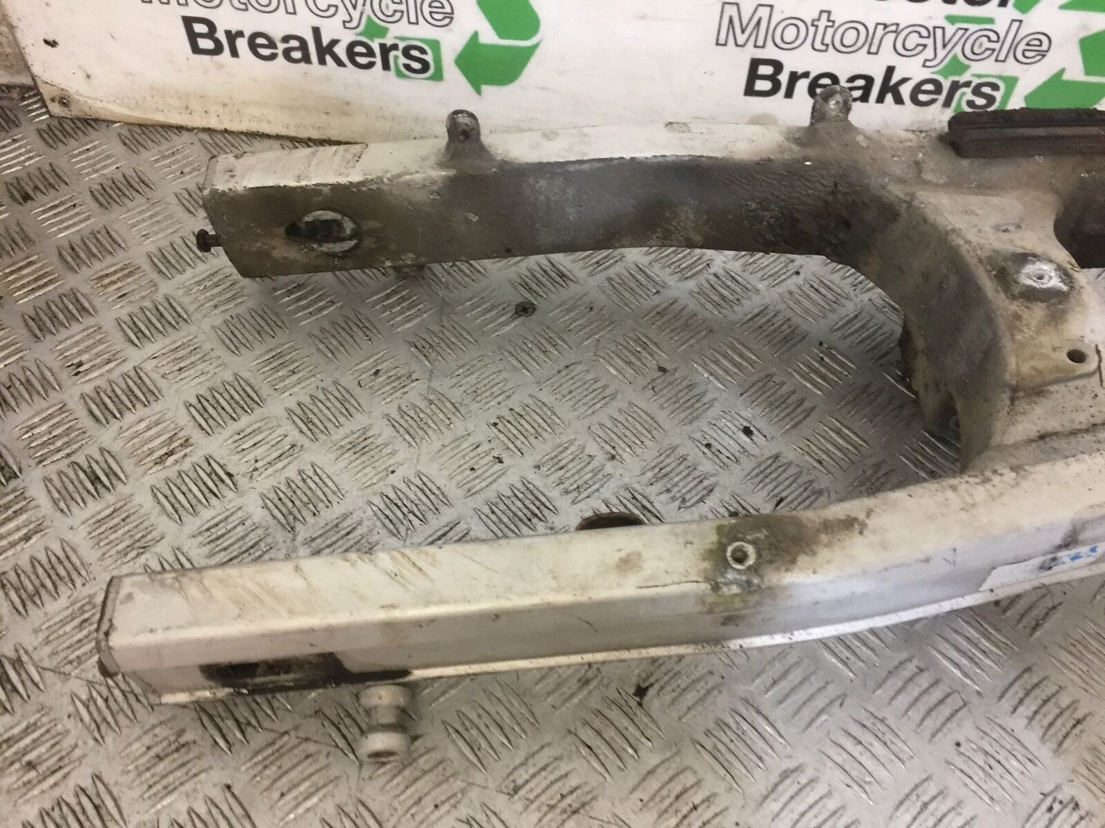 SUZUKI SV650 SV 650 SWINGARM  YEAR 1999 (STOCK 681)