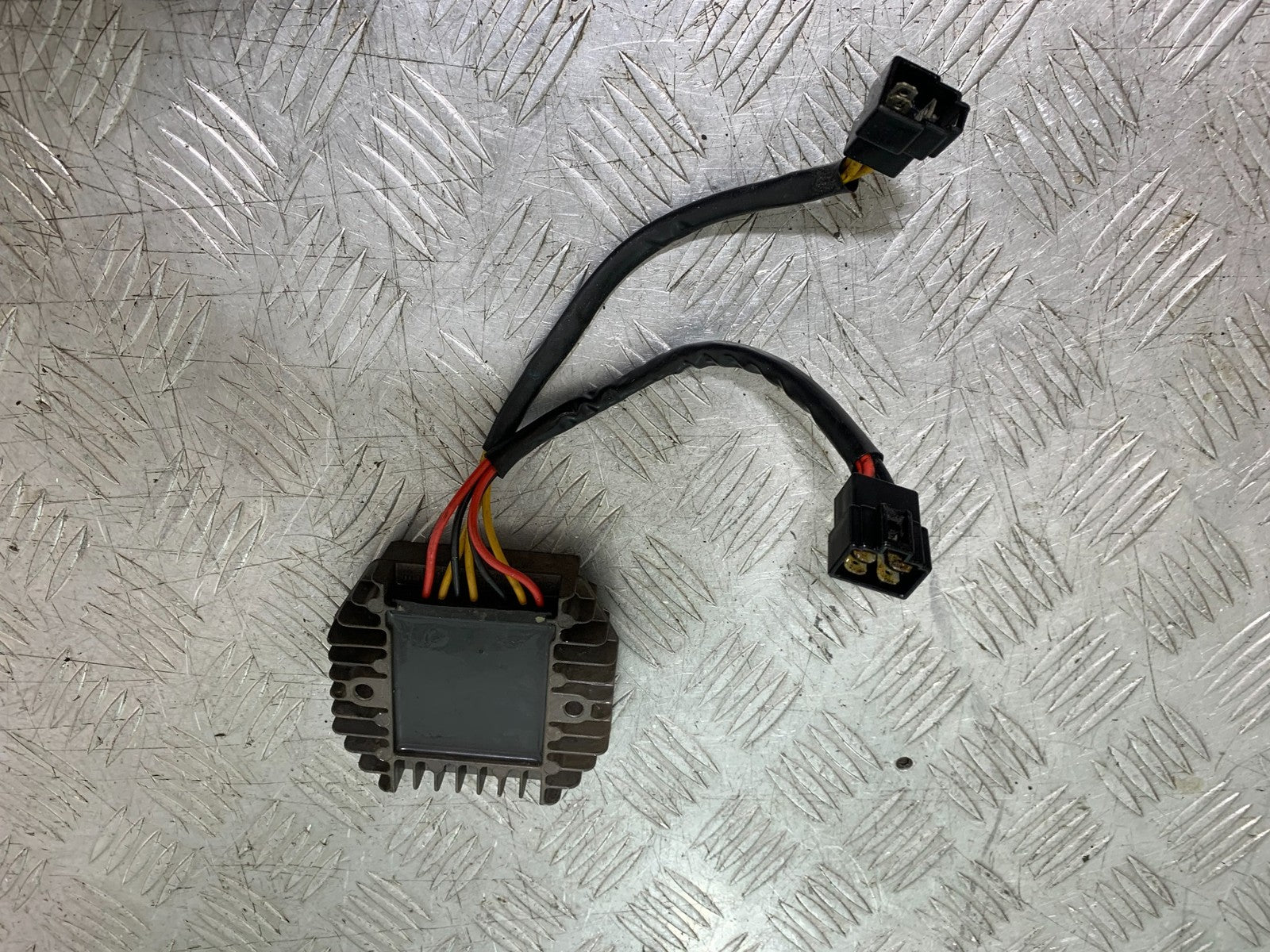 TRIUMPH 955I SPRINT RS REGULATOR YEAR 1999-03 (CMB1313)