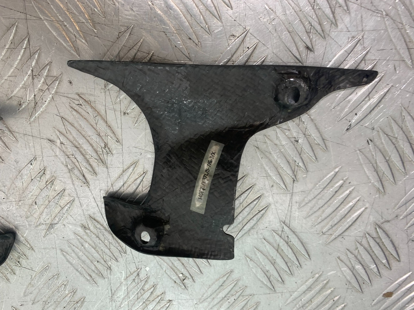 YAMAHA YZF R1 4C8 LEFT AND RIGHT CARBON INFILLS   YEAR 2007-2008 (CMB1237)