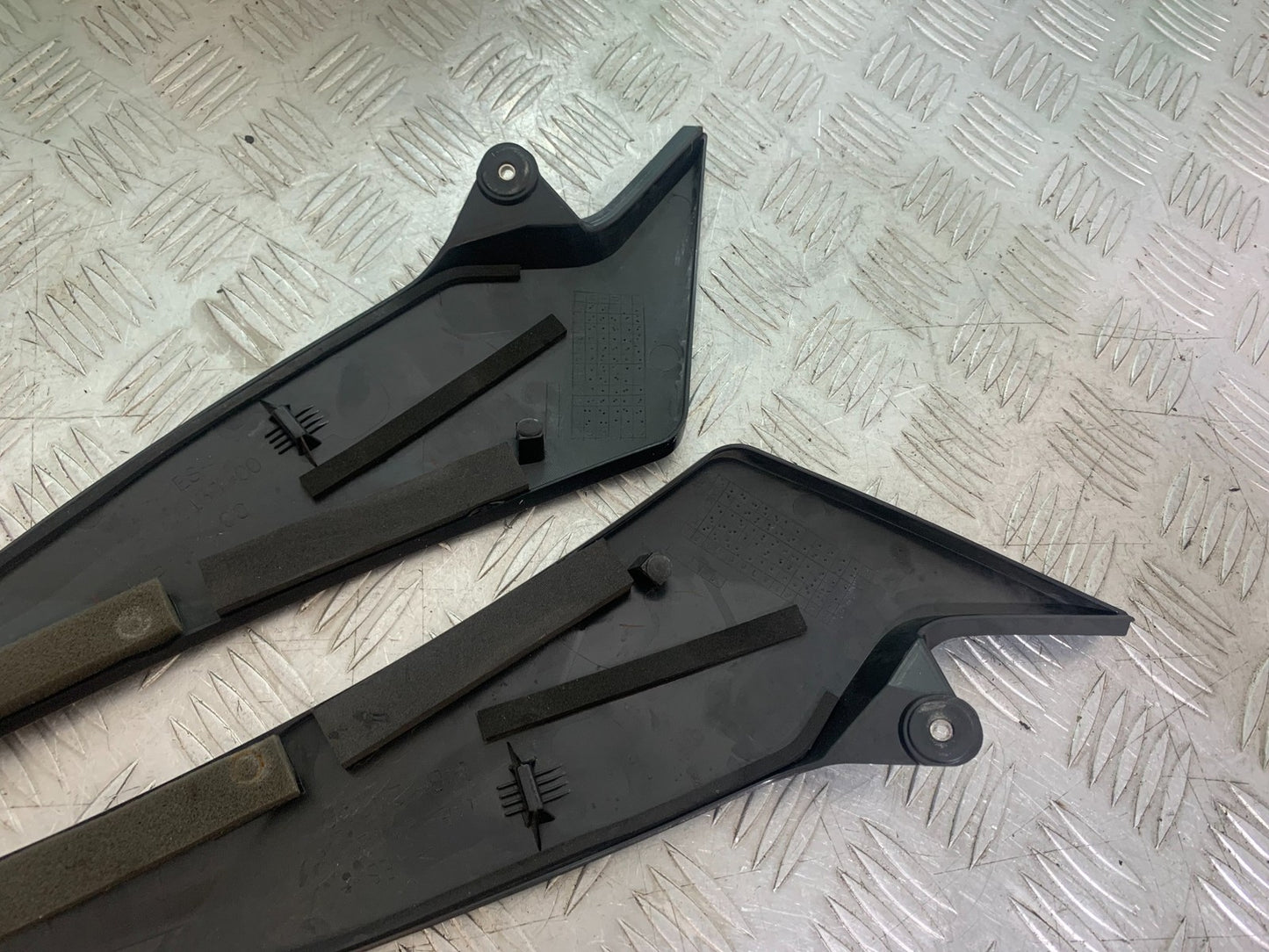 YAMAHA YZF R1 14 B BIG BANG LEFT & RIGHT TANK INFILLS   2009-14 (CMB1175)