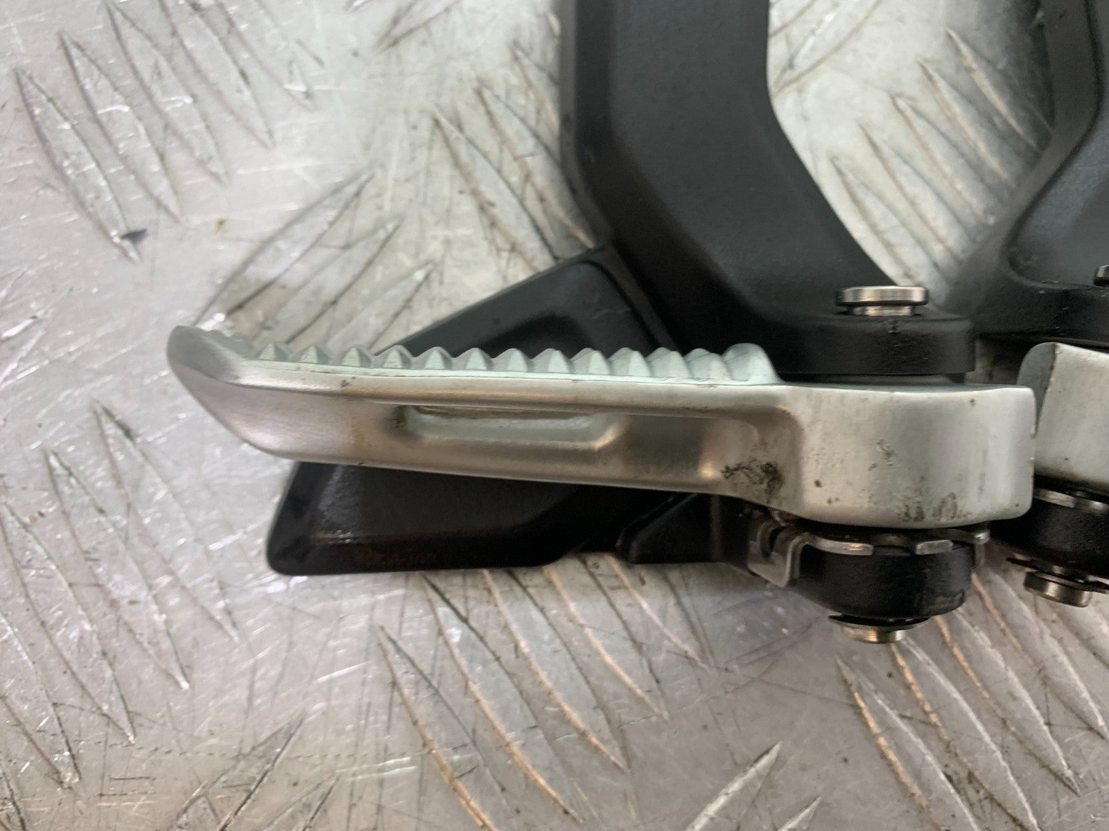TRIUMPH TRIDENT 660 REAR HANGER SAND PEGS   YEAR 2021-2024 (CMB1295)