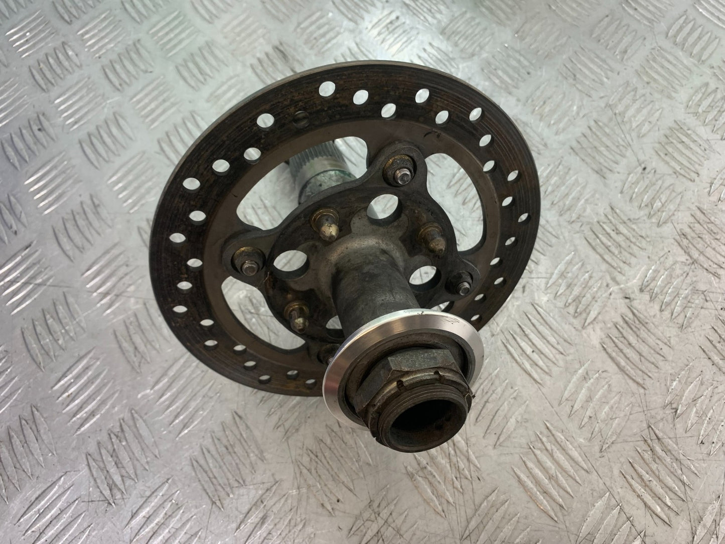 TRIUMPH 1050 SPEED TRIPLE REAR SPINDLE AND DISC   YEAR 2005-2007 (CMB1322)