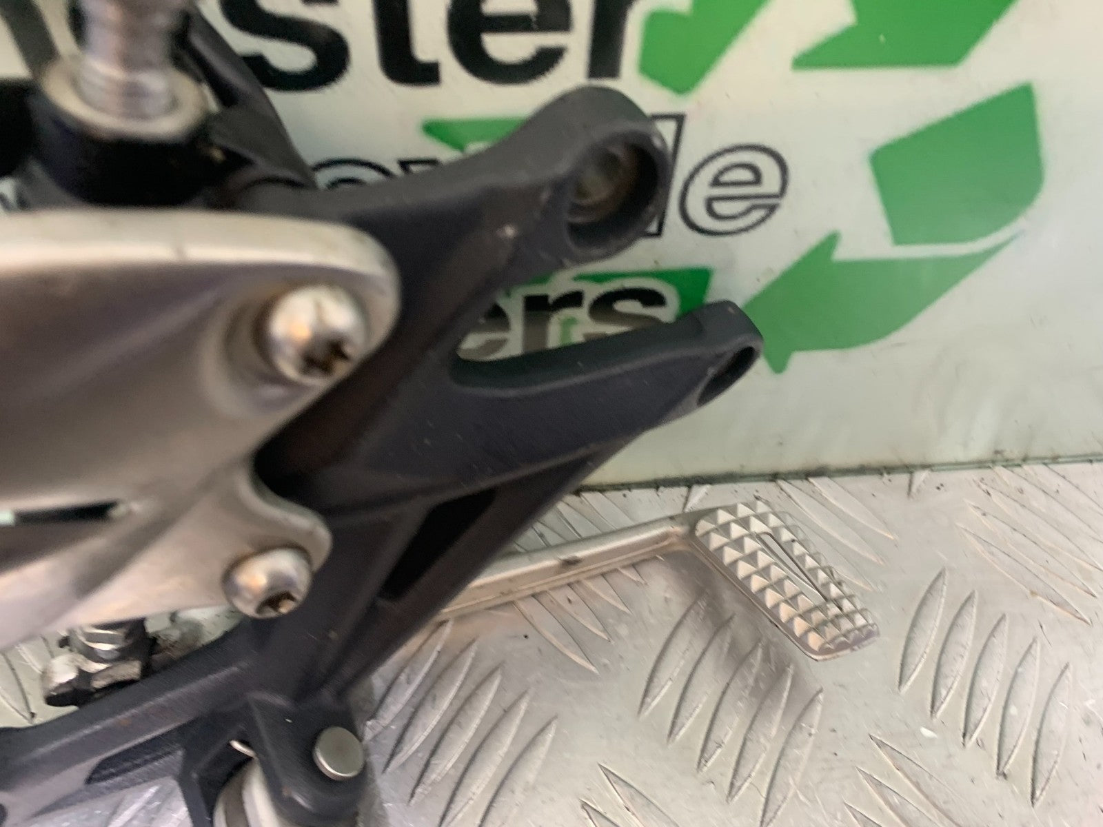 TRIUMPH 675 STREET TRIPLE FRONT RIGHT HANGER   2013-2016 (CMB1186)
