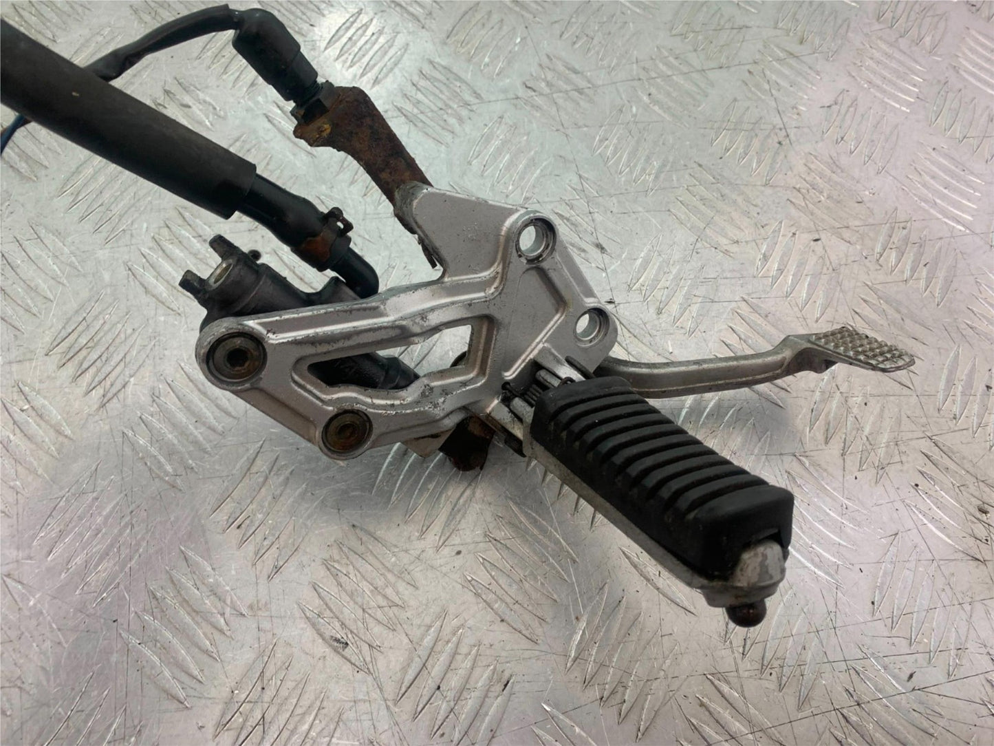 KAWASAKI GPZ600 GPZ 600 FRONT RIGHT HANGER  YEAR 1988-90 (CMB1258)