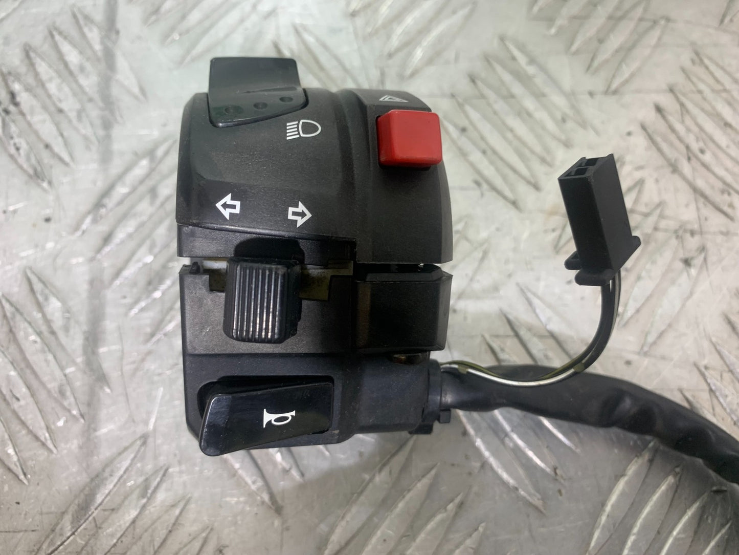 SUZUKI GSXR750 GSXR 750 K4 K5 LEFT SWITCH GEAR   2004-2005 (CMB1319)