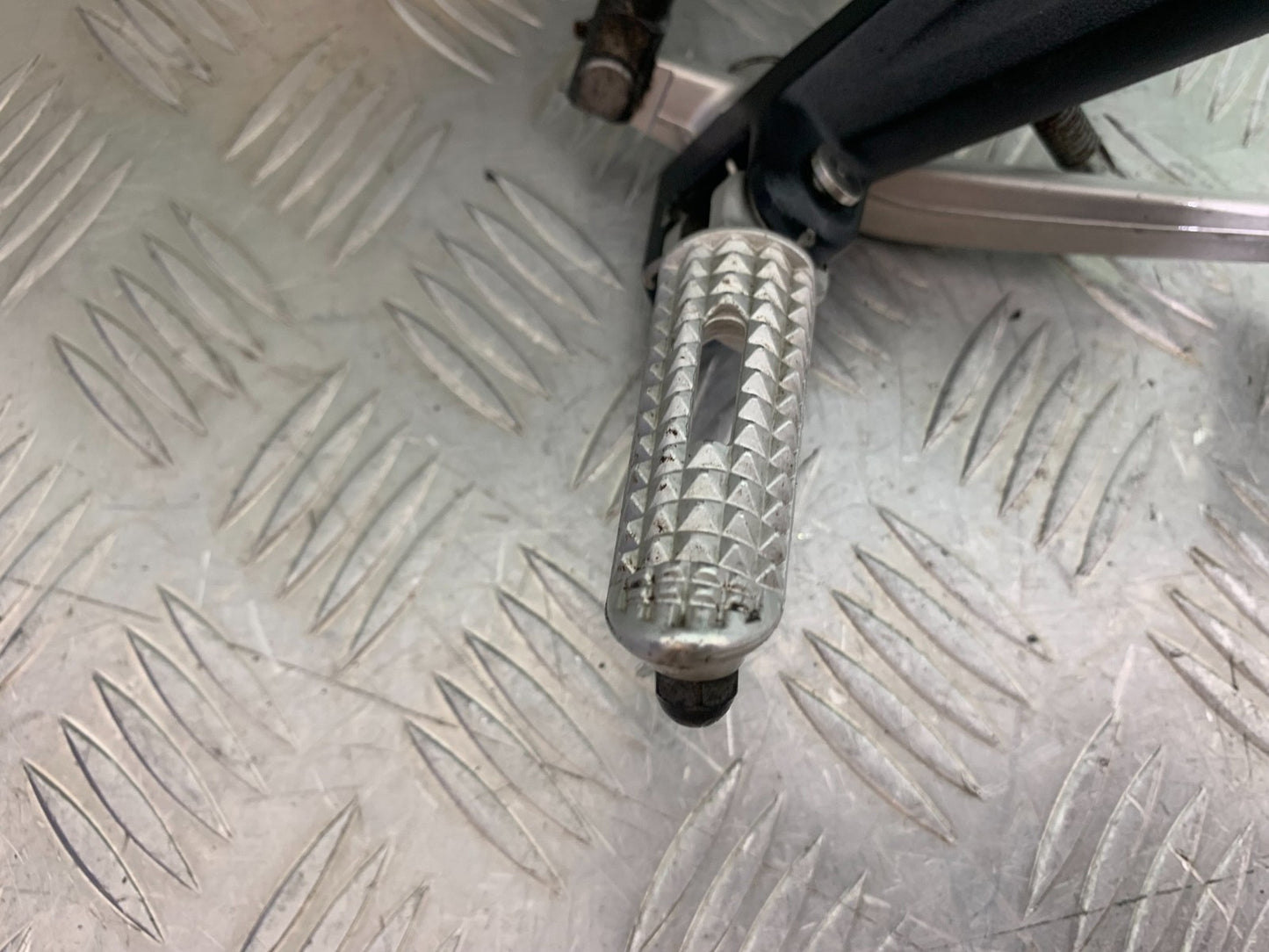 TRIUMPH 675 STREET TRIPLE R FRONT RIGHT HANGER PEG LEVER  YEAR 2013 - 2(CMB1221)