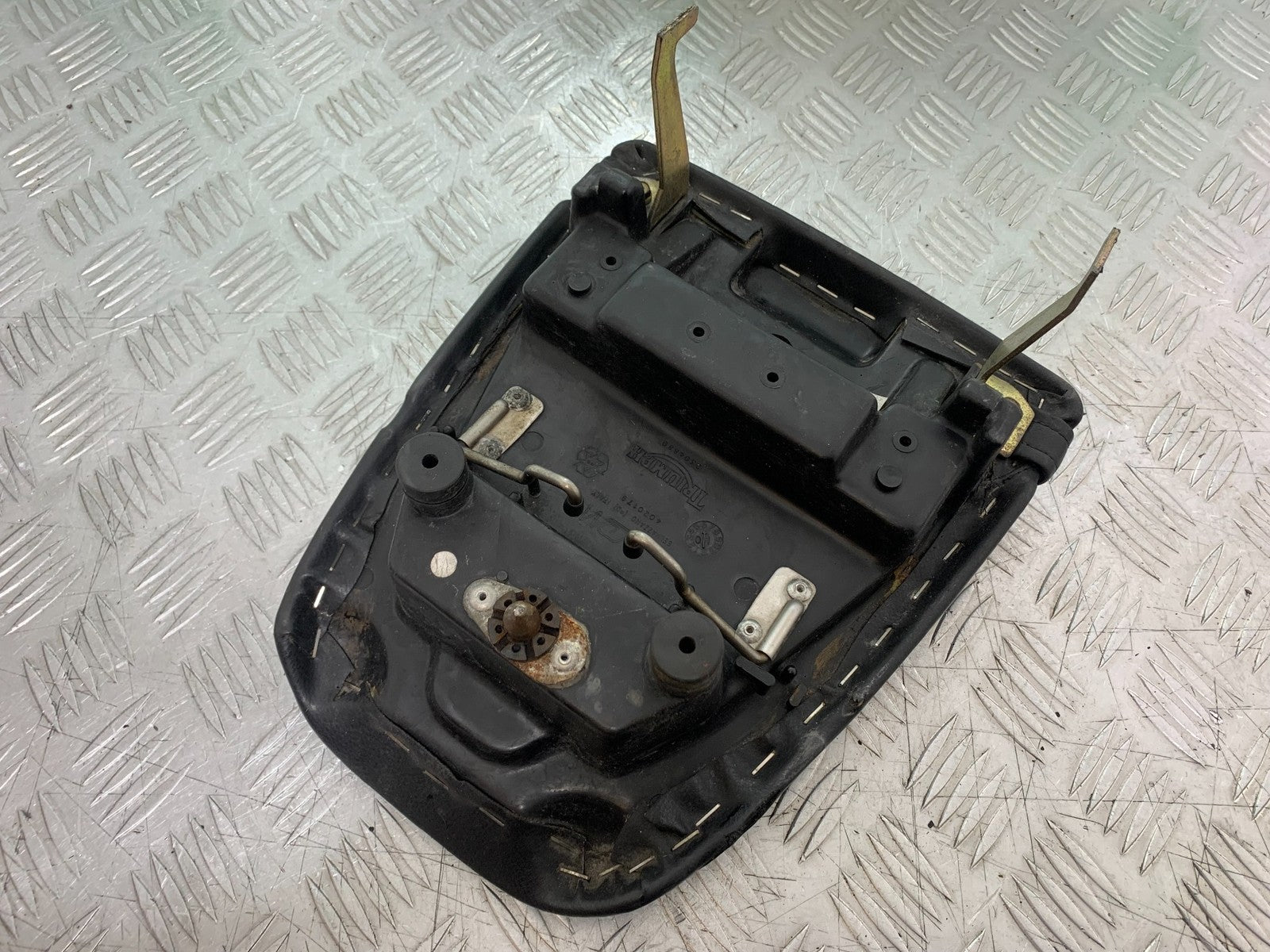 TRIUMPH 955i DAYTONA REAR SEAT  YEAR 2002-2006 (CMB1229)