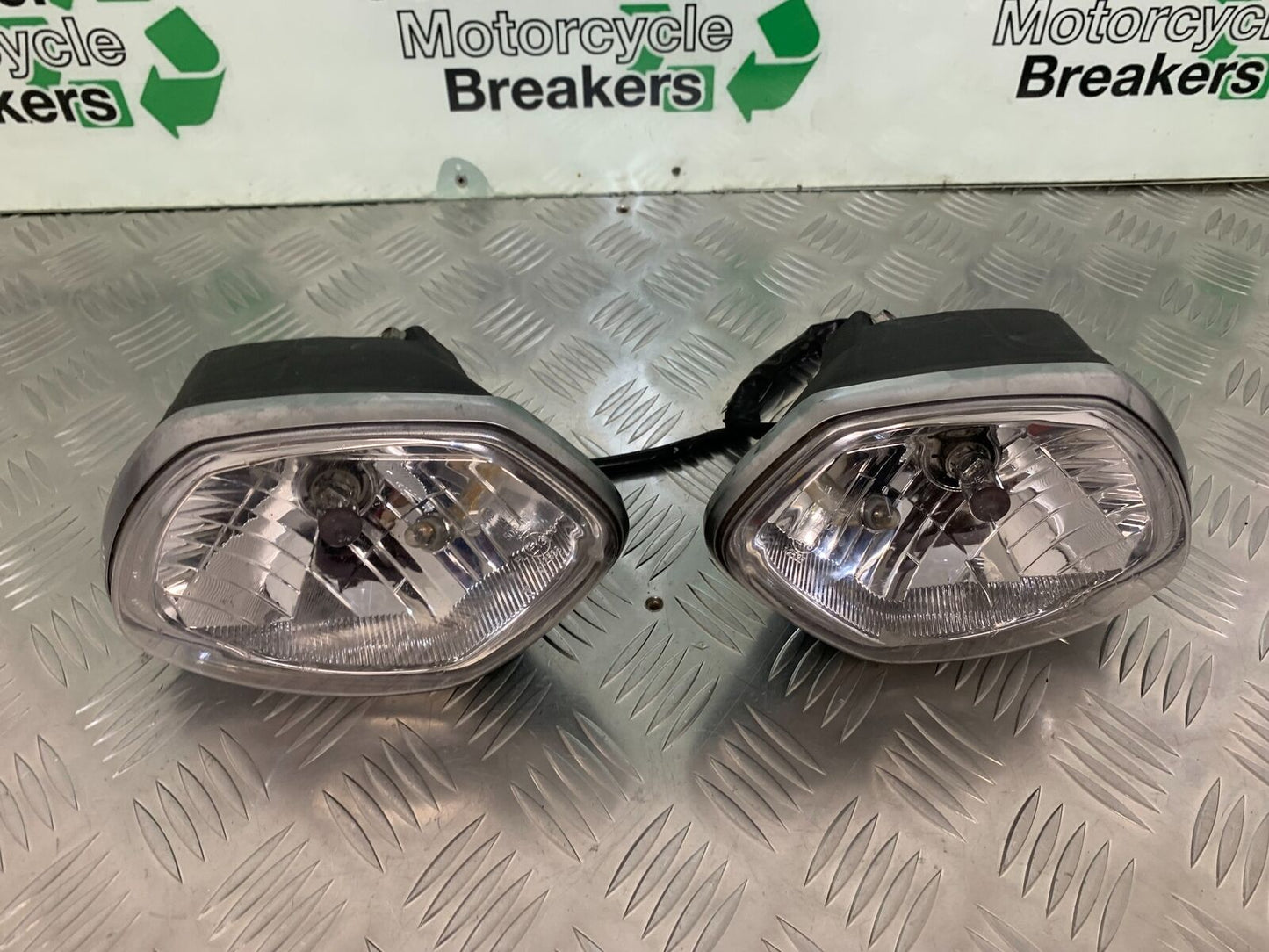 TRIUMPH SPEED TRIPLE R 1050 HEADLIGHTS   YEAR 2014 (STOCK 934)