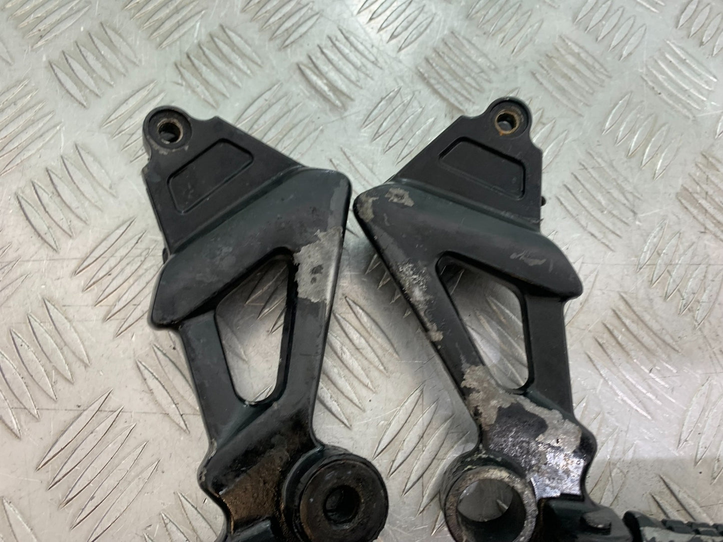 KAWASAKI ZZR1100 D REAR HANGERS AND PEGS YEAR 1993-2001 (CMB1189)