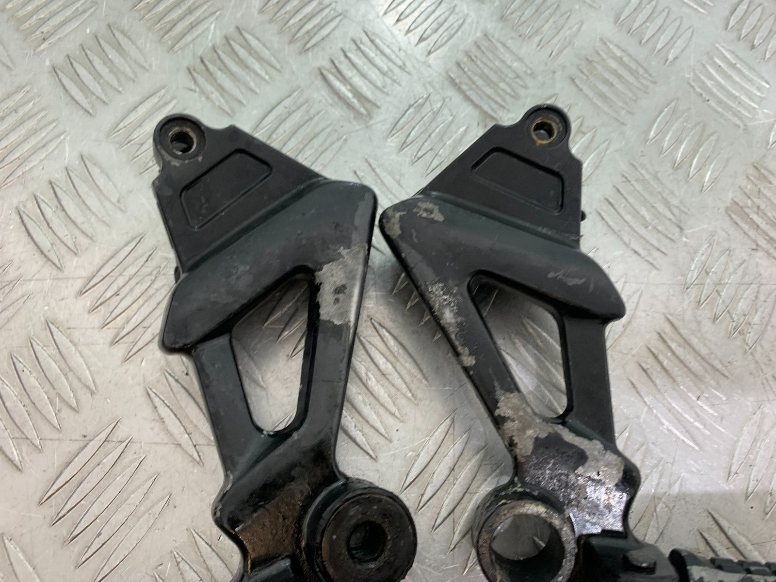 KAWASAKI ZZR1100 D REAR HANGERS AND PEGS YEAR 1993-2001 (CMB1189)