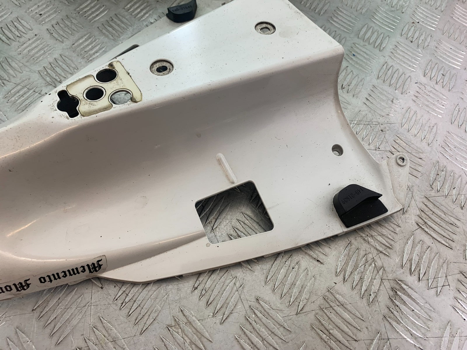YAMAHA YZF R1 14 B BIG BANG PETROL TANK COWL   2009-14 (CMB1175)