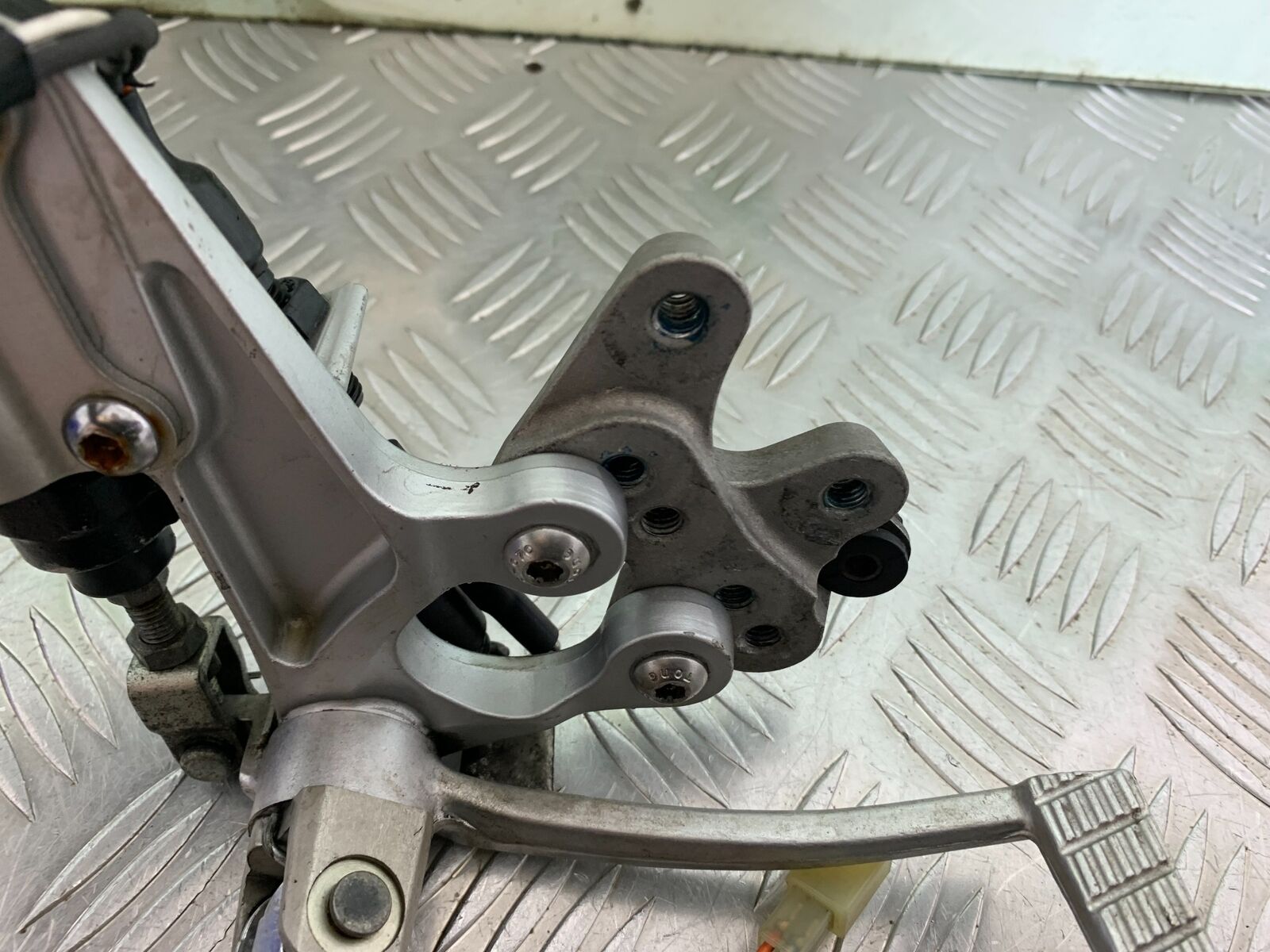 SUZUKI GSXR1000 GSXR 1000 FRONT RIGHT HANGER   2009-2016 (CMB1049)