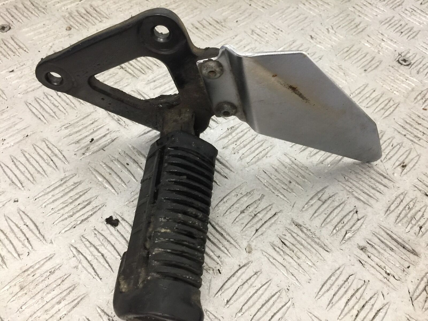 SUZUKI GS500 GS 500 FRONT LEFT HANGER   YEAR 2004-09 (STOCK 882)