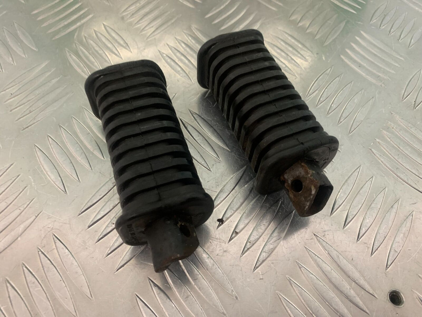 SUZUKI GS750 E GS 750E REAR FOOTPEGS   YEAR 1979  (STOCK 959)