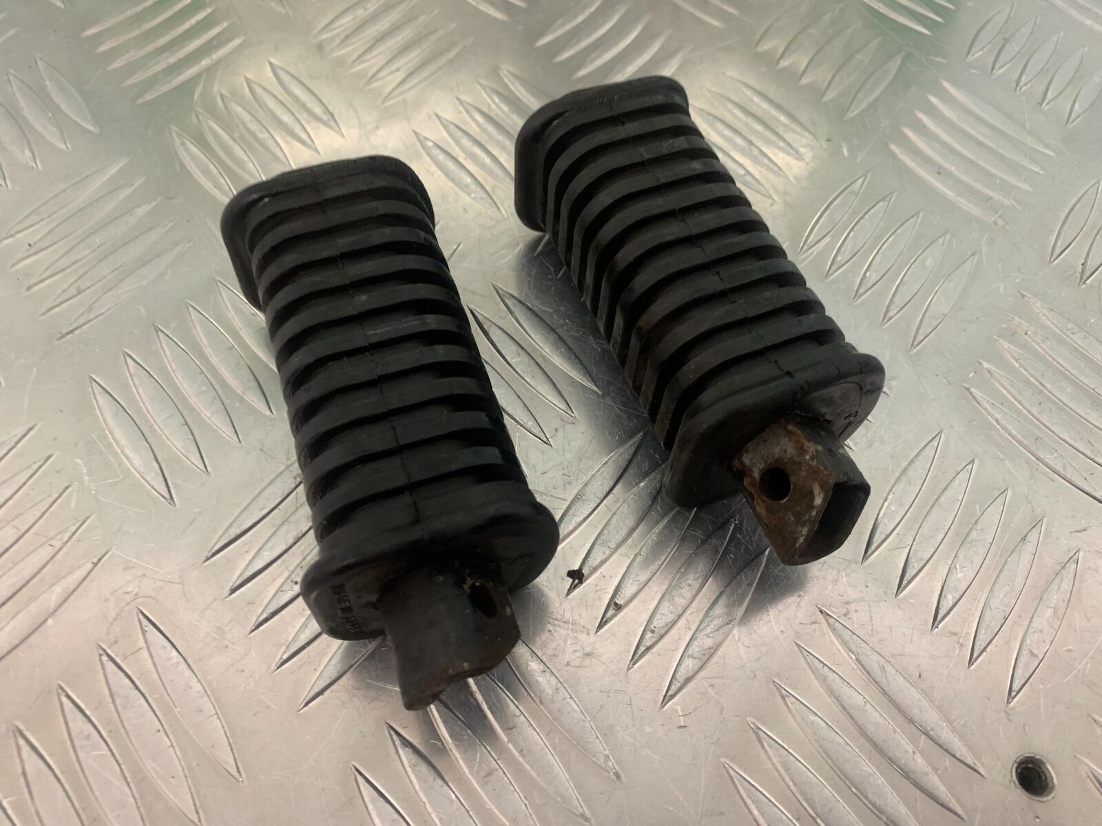 SUZUKI GS750 E GS 750E REAR FOOTPEGS   YEAR 1979  (STOCK 959)