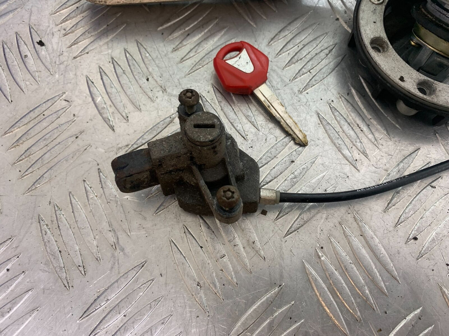 YAMAHA XJR1300 XJR 1300 LOCKS AND KEY   YEAR  1999-2003 (CMB1119)