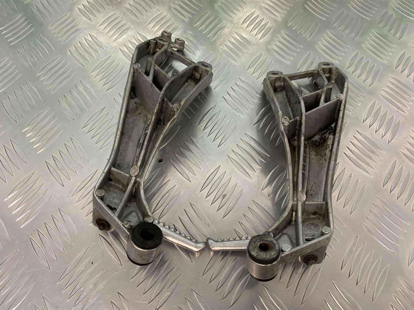 HONDA CBR1100 BLACKBIRD REAR HANGERS AND PEGS  YEAR 1996-1998 (STOCK 936)