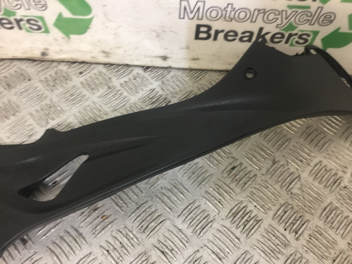 BMW S1000 R RIGHT LOWER TANK INFILL (DAMAGED) YEAR 2018  (STOCK 645)