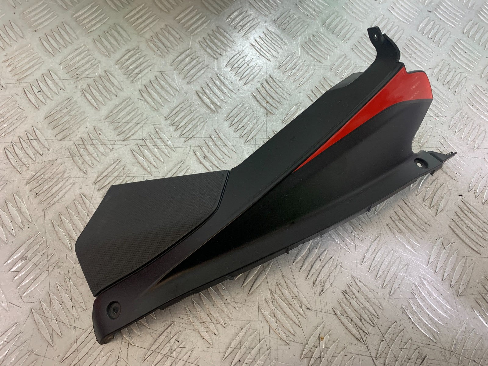 APRILIA RSV4 FACTORY RIGHT AIR TUBE COVER  YEAR 2009-2012 (CMB1224)