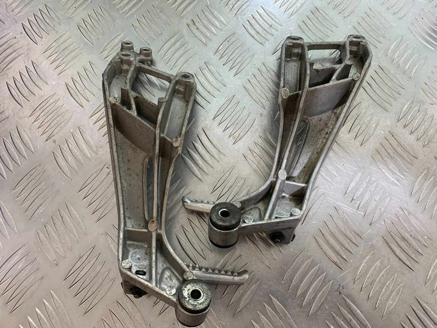 HONDA CBR1100 BLACKBIRD REAR HANGERS AND PEGS YEAR 1996-1998 (CMB1017)
