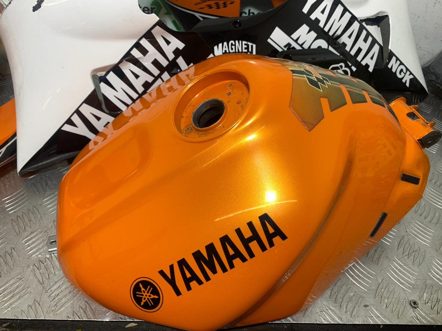 YAMAHA YZF R1 4XV BODY KIT AND PETROL TANK YEAR 1998-99 (CMB1291)