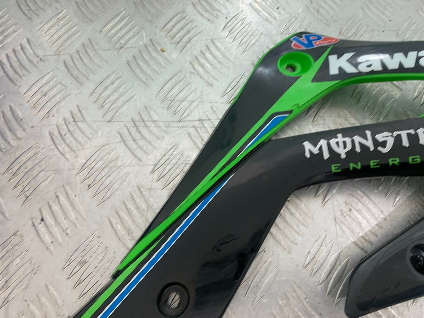 KAWASAKI KXF450 KXF 450 RIGHT RADIATOR COWL   YEAR 2013 CMB1217)