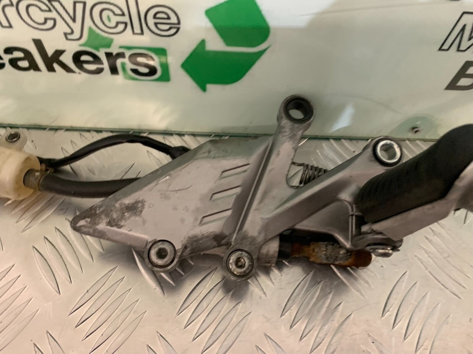 KAWASAKI NINJA 250 SL FRONT RIGHT HANGER  YEAR 2015-2017 (STOCK 983)