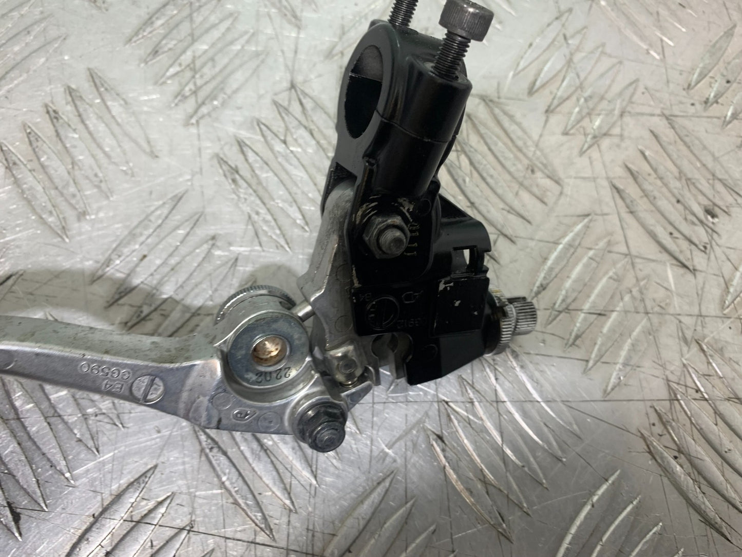TRIUMPH 1050 SPRINT ST CLUTCH LEVER AND BRACKET   2003-2011 (CMB1285)