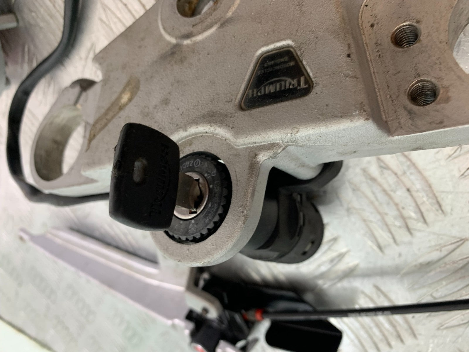 TRIUMPH 955I SPRINT RS LOCKS AND KEY   YEAR 1999-03 (CMB1313)