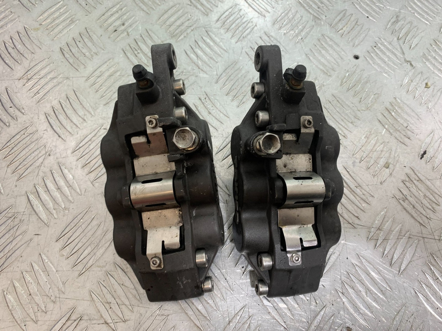 SUZUKI GSF1200 GSF 1200 BANDIT FRONT BRAKE CALIPERS  YEAR 2001-2004 (CMB1188)