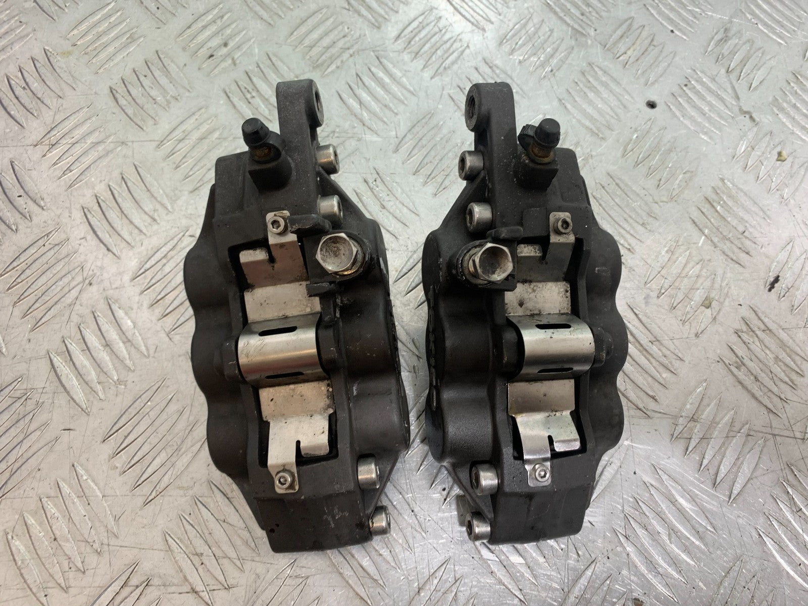 SUZUKI GSF1200 GSF 1200 BANDIT FRONT BRAKE CALIPERS  YEAR 2001-2004 (CMB1188)