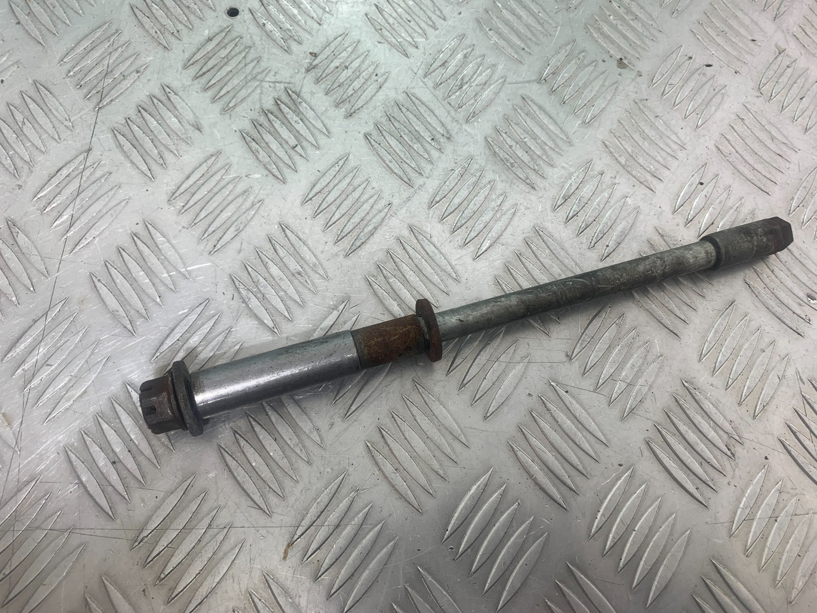 YAMAHA XV535 XV 535 VIRAGO REAR WHEEL SPINDLE YEAR 1994-02 (CMB1139)