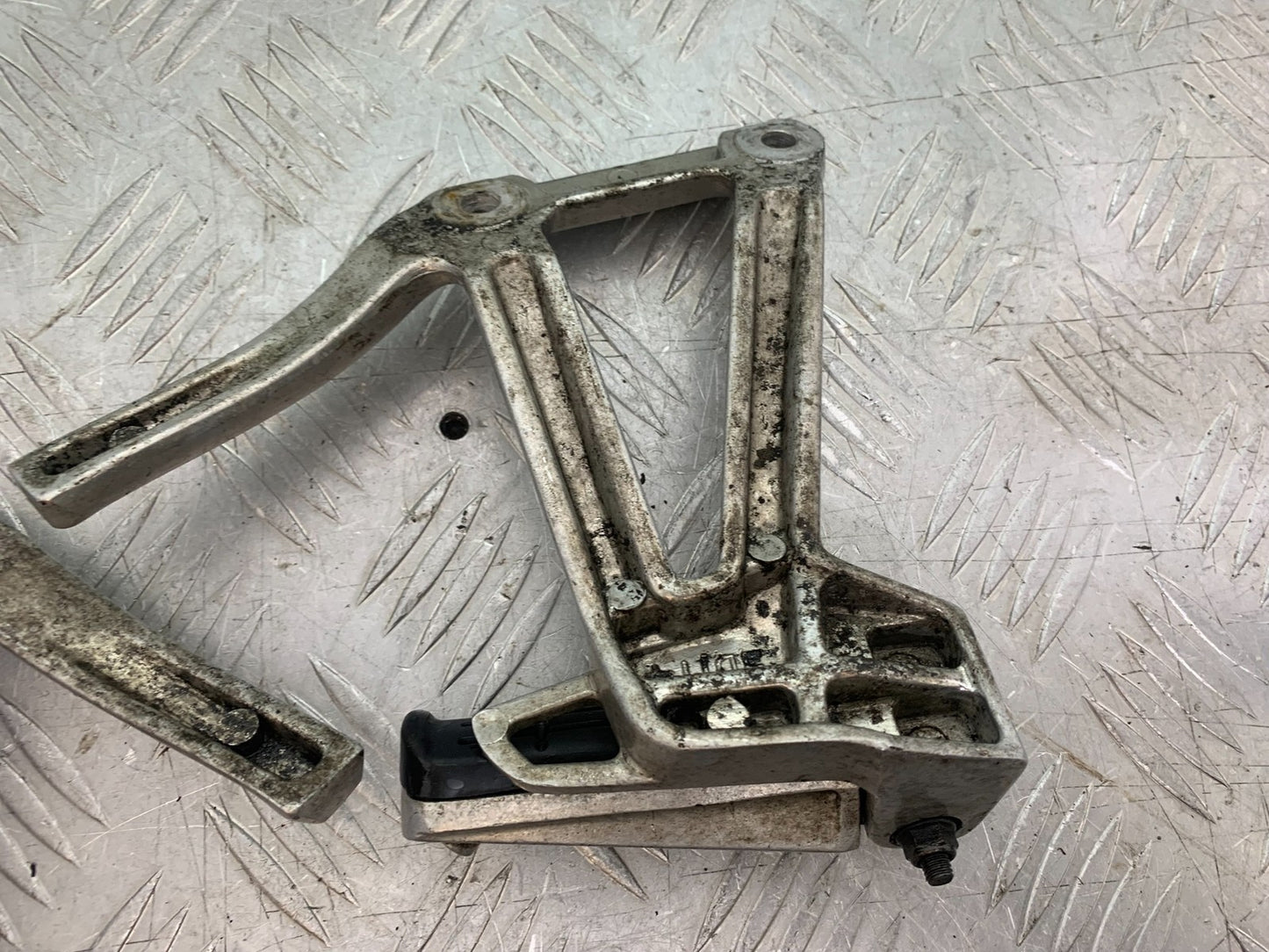 YAMAHA FZS600 FAZER 600 REAR HANGERS  YEAR 1998-2001 (CMB1267)