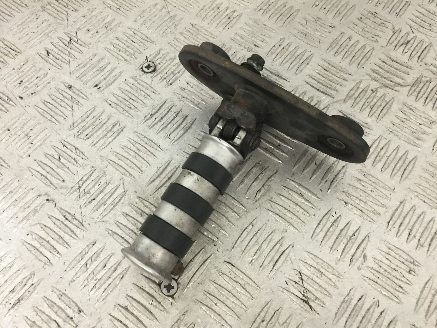 HONDA VT600 VT 600 SHADOW LEFT PEG AND HANGER YEAR 1996 (STOCK 747)