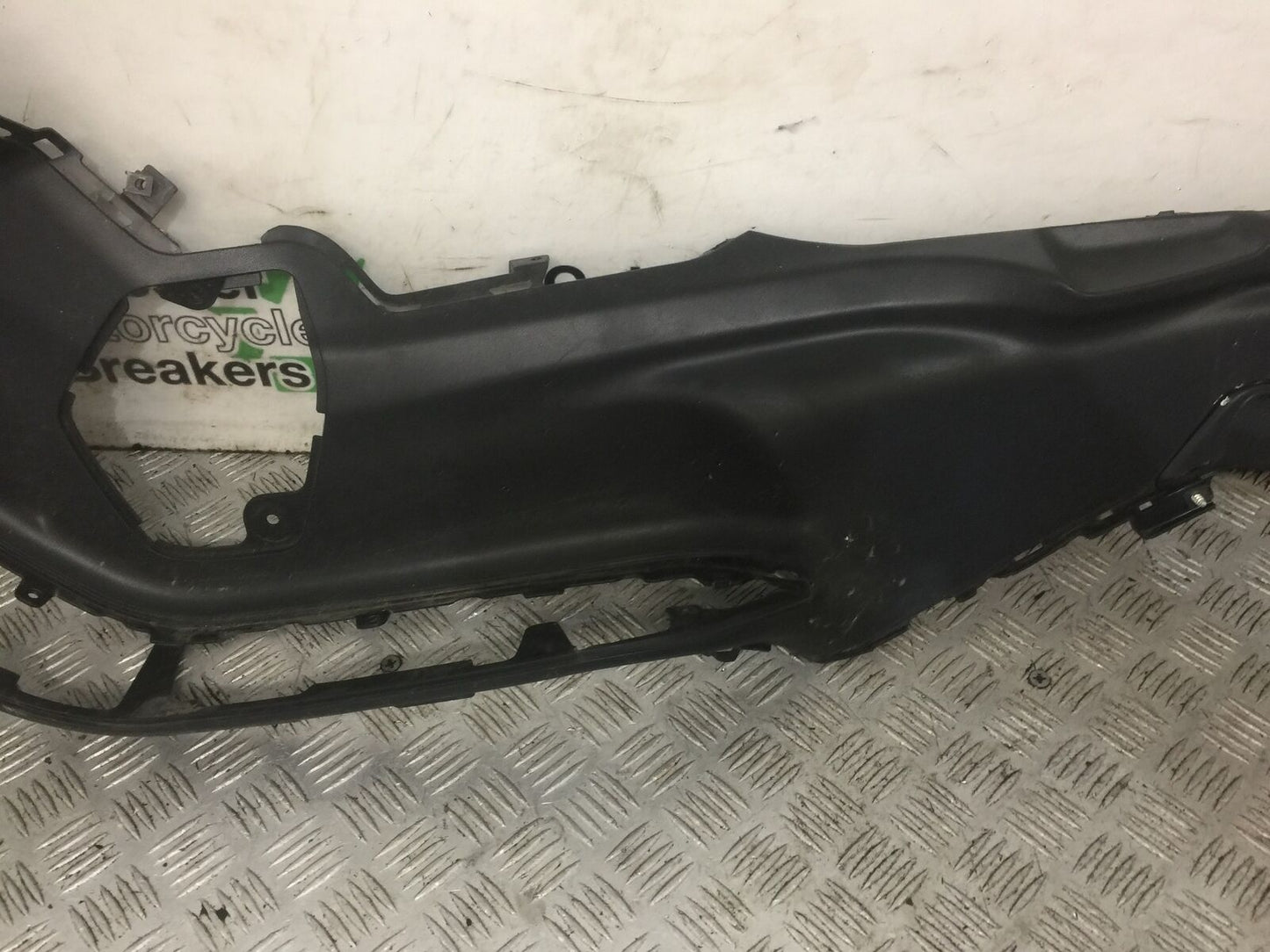 SUZUKI 650 BURGMAN LEFT FOOTBOARD  YEAR 2014-2018 (STOCK 769)