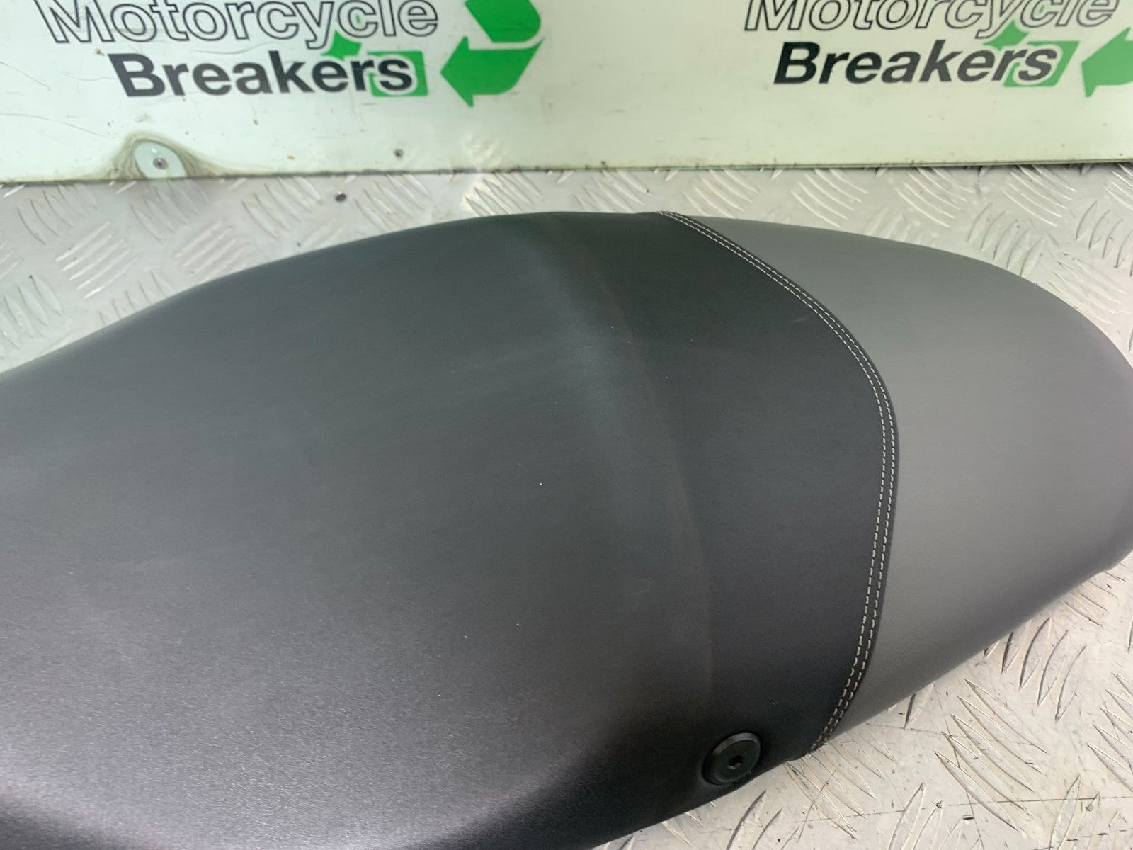 TRIUMPH 675 STREET TRIPLE R SEAT  YEAR 2013 - 2016 (CMB1221)