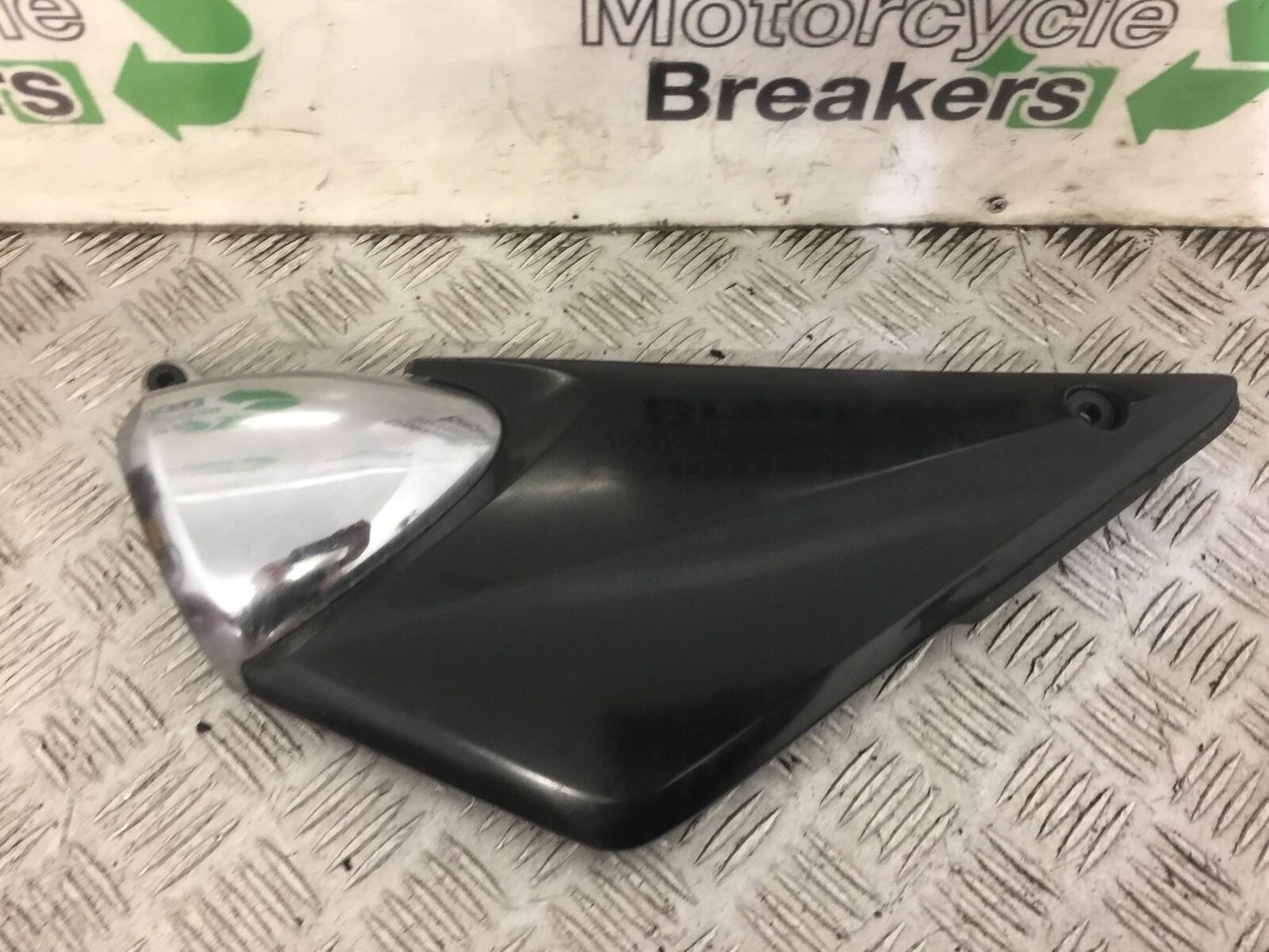 SUZUKI GSF600 GSF 600 BANDIT LEFT SEAT PANEL  YEAR 2002 STOCK 416