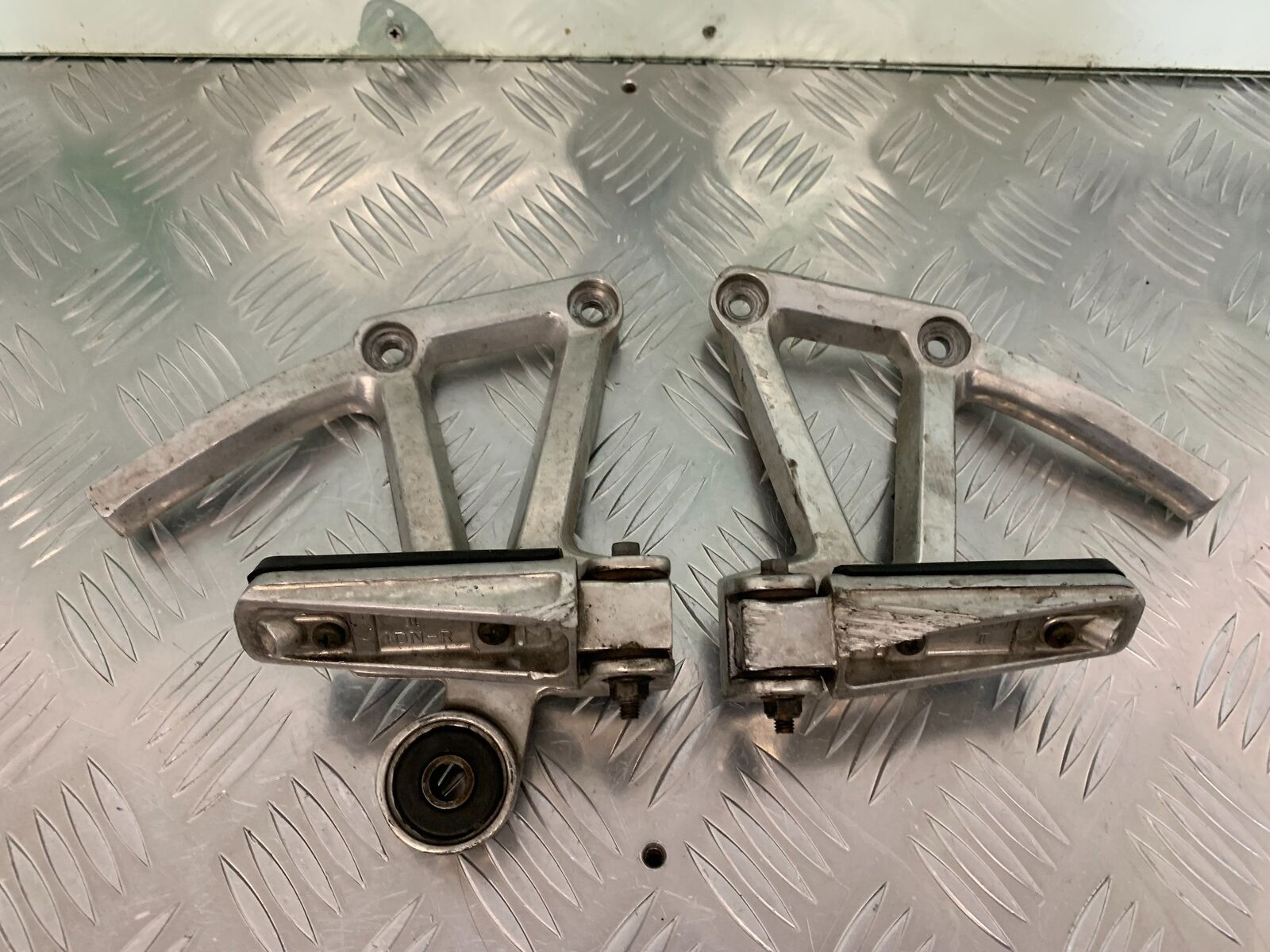 YAMAHA FZS600 FAZER 600 REAR HANGERS AND PEGS  YEAR 1998-2001 (STOCK 958)