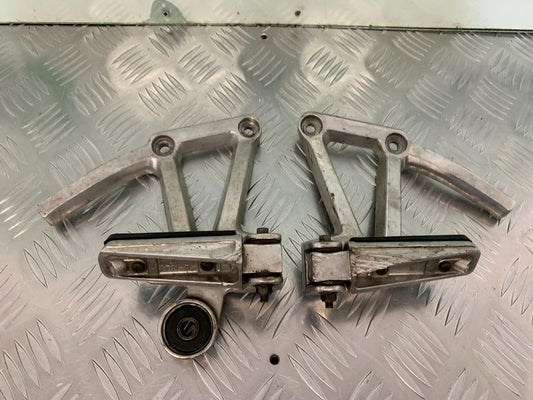 YAMAHA FZS600 FAZER 600 REAR HANGERS AND PEGS  YEAR 1998-2001 (STOCK 958)