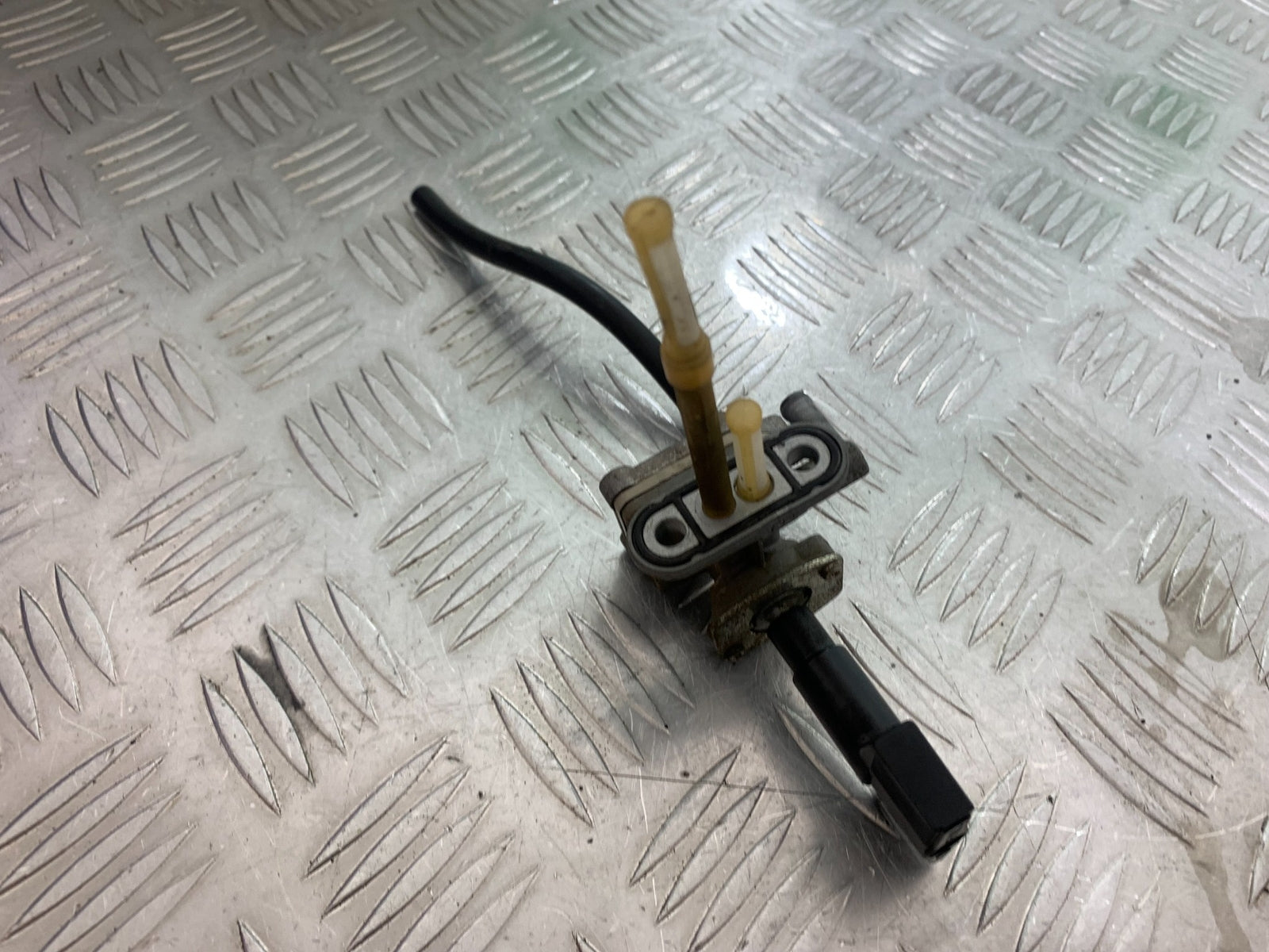 SUZUKI GSF1200  GSF 1200 BANDIT PETROL TAP  YEAR 1997-2000 (CMB1149)