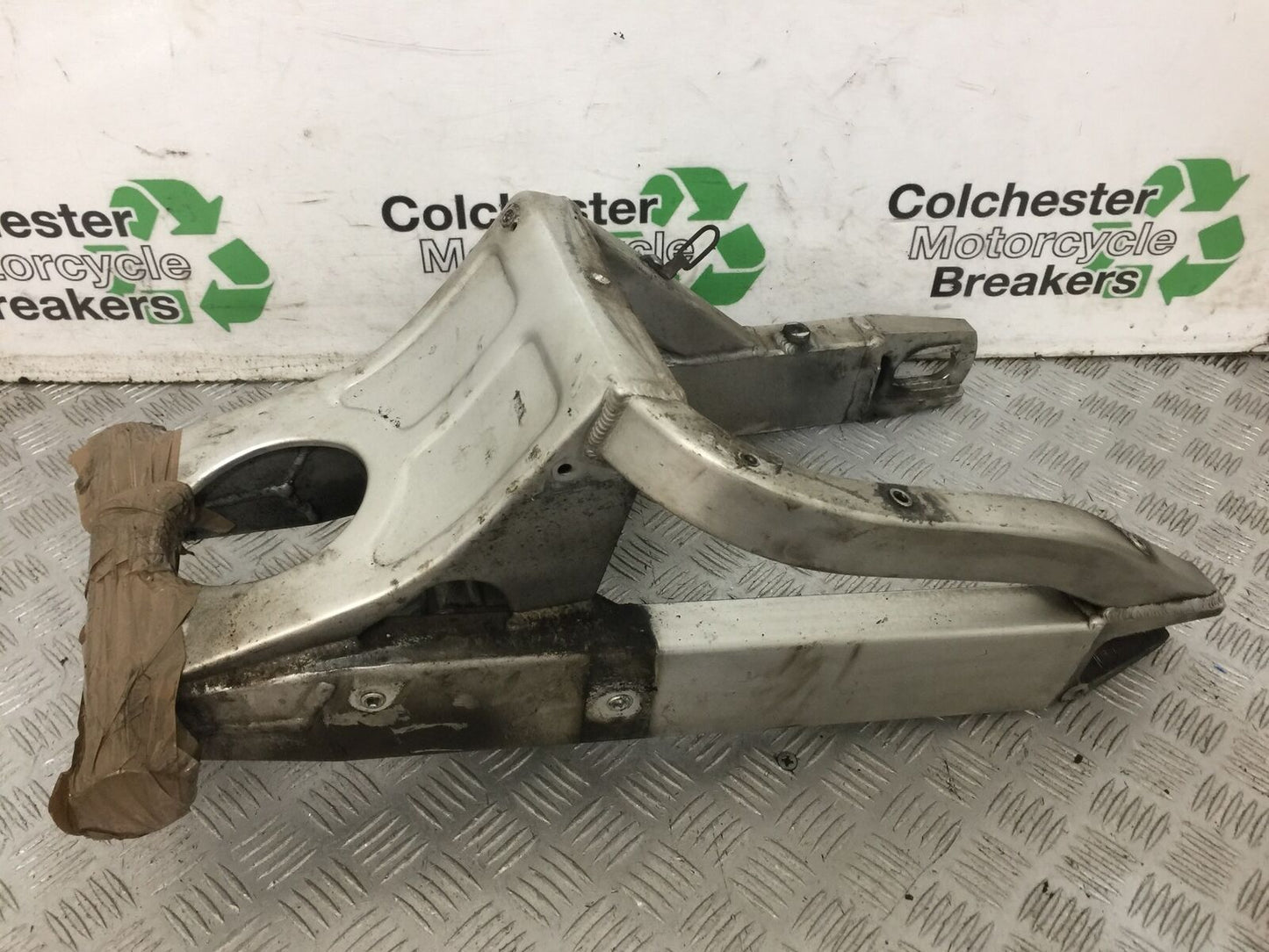 YAMAHA R6 5EB SWINGARM YEAR 1999-2002 (STOCK 823)