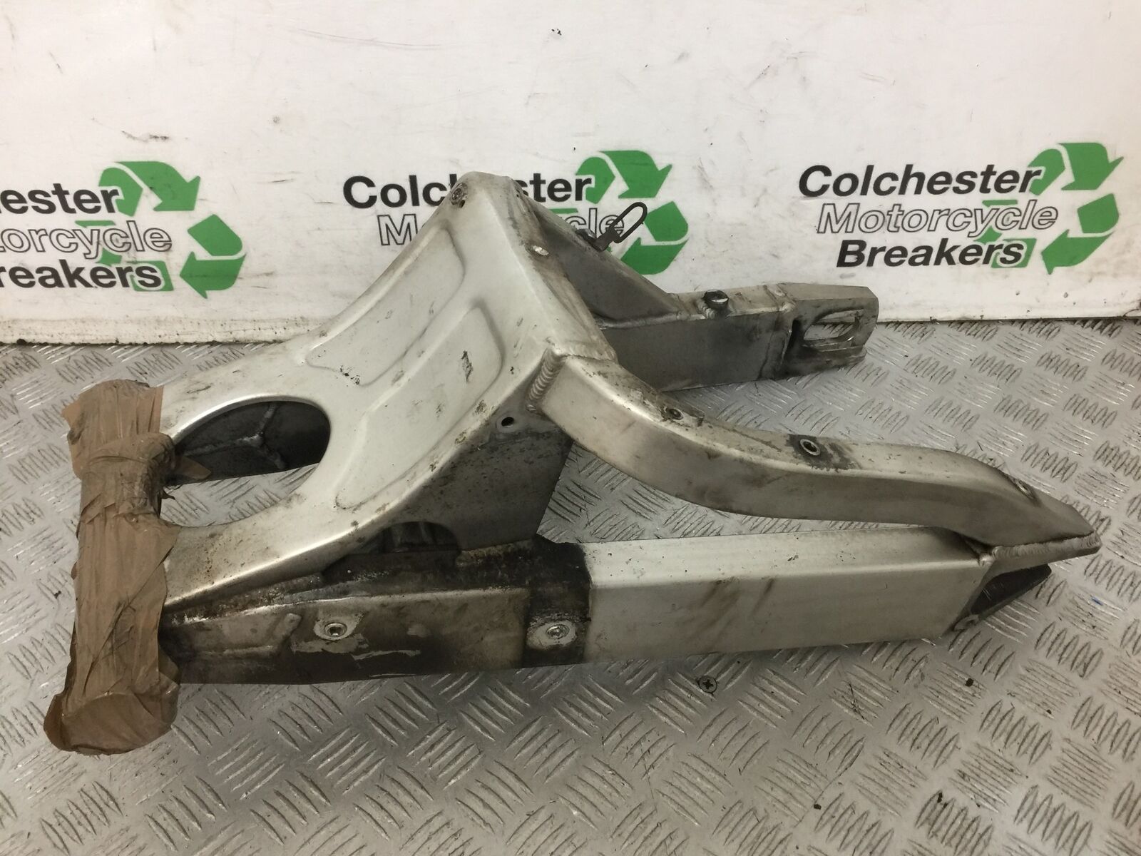 YAMAHA R6 5EB SWINGARM YEAR 1999-2002 (STOCK 823)